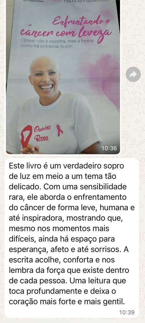 Leitora segurando o livro, depoimento sopro de luz